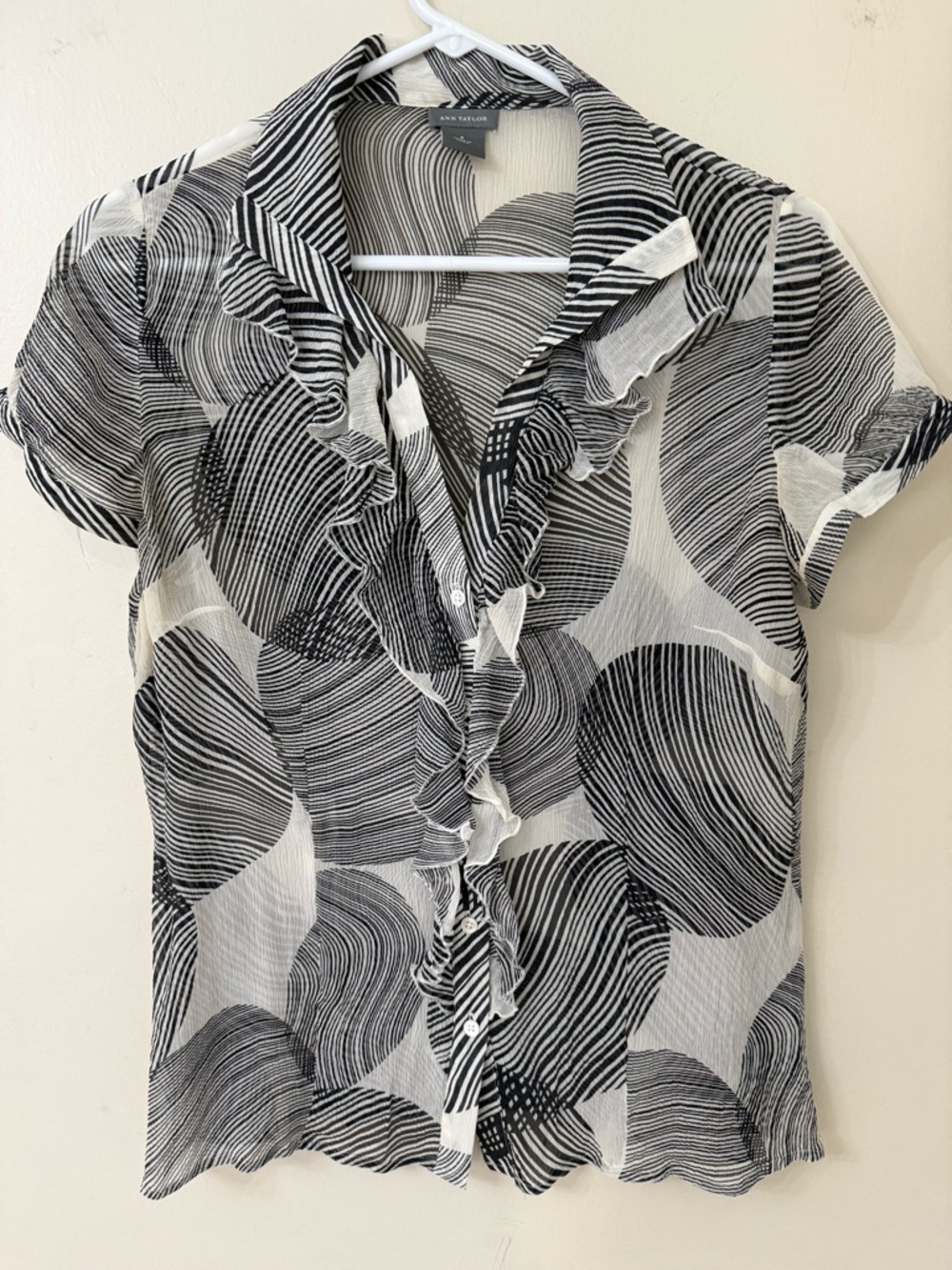Ann Taylor 100% silk sheer Black & White Ruffle-Trim Short Sleeve Blouse size 8